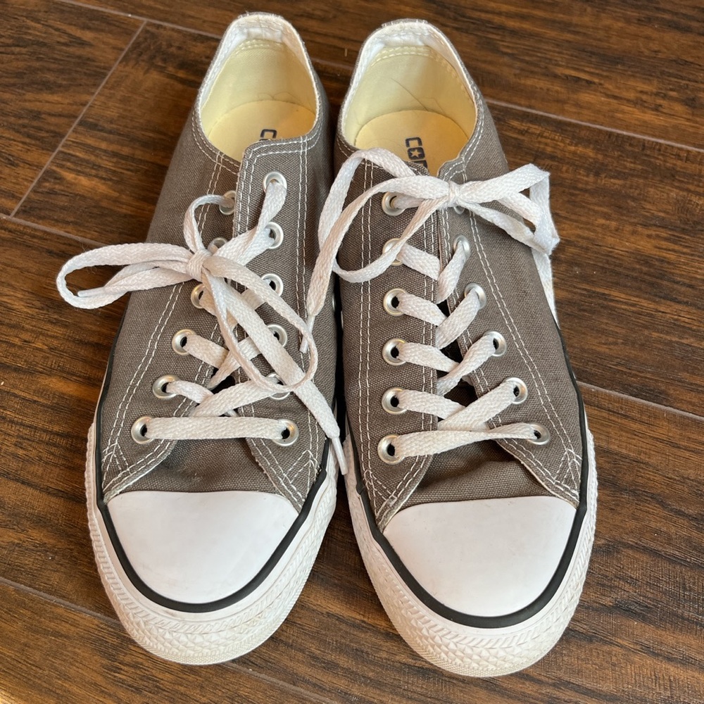 Women’s/Men’s Gray Converse, excellent condition!